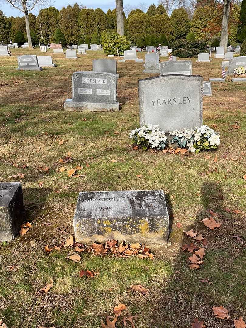 Erma Cooper Yearsley's grave. Photo 2