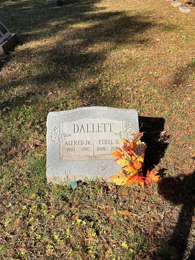 Ethel H. Dallett's grave. Photo 3