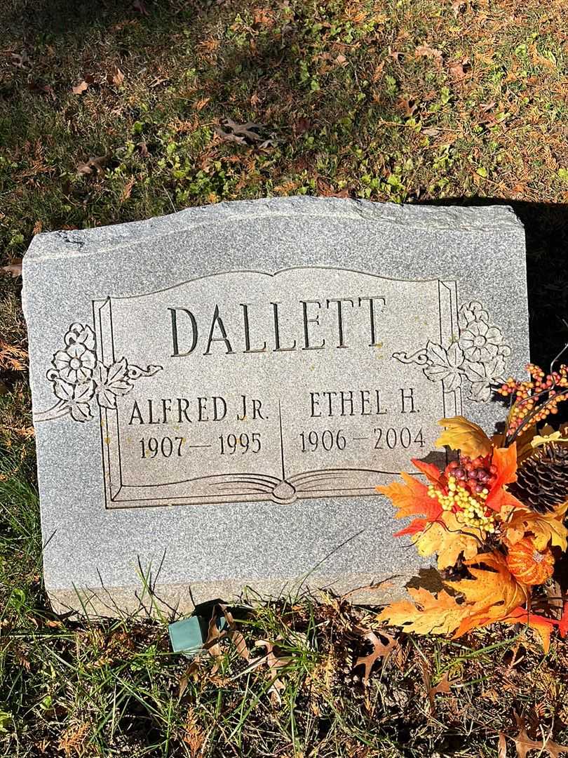 Ethel H. Dallett's grave. Photo 4