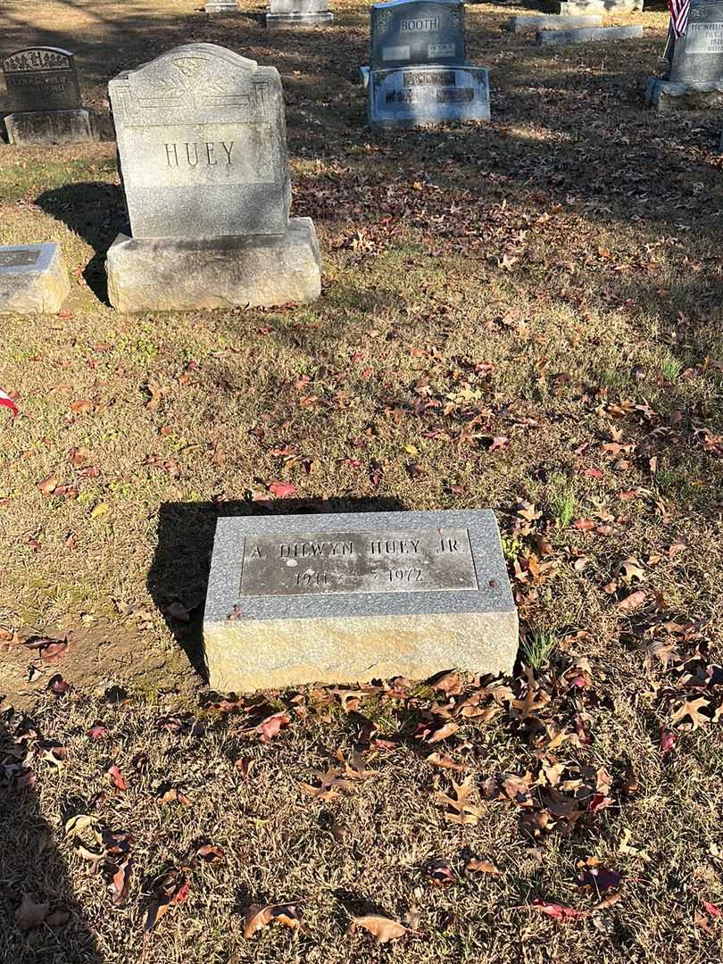 John Raeder Huey's grave. Photo 2