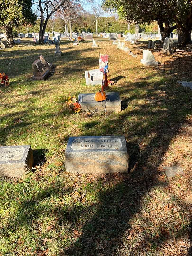 Alfred Dallett's grave. Photo 5