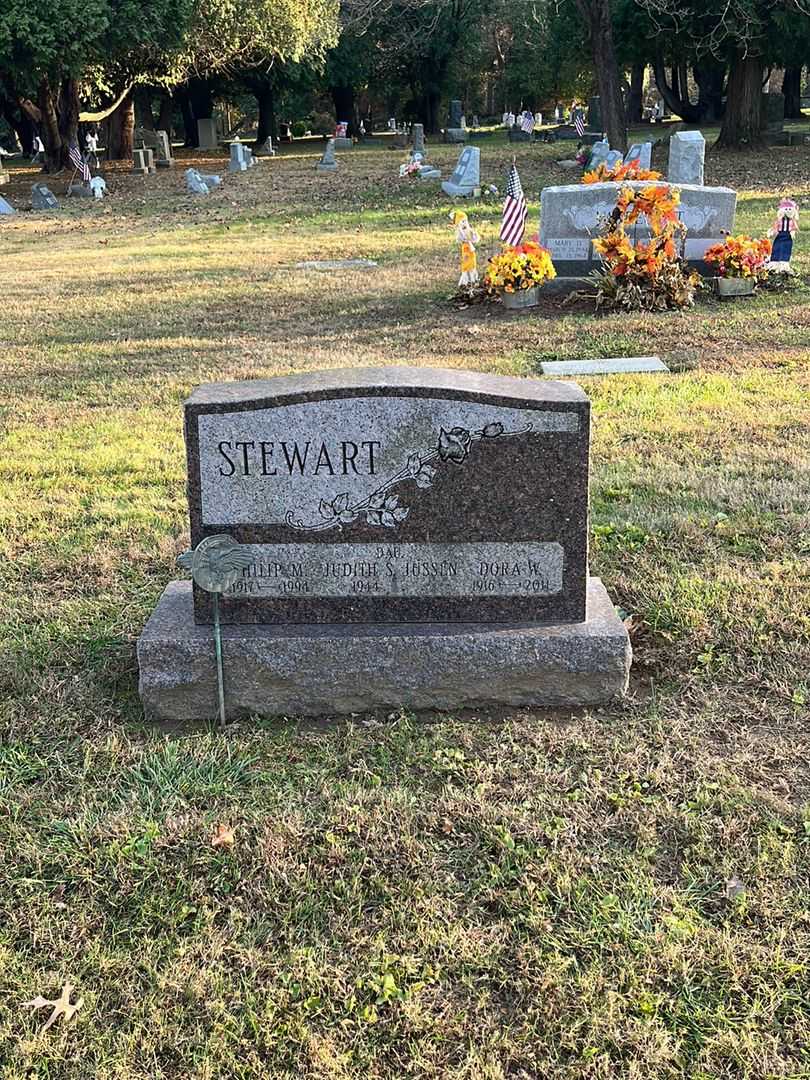 Dora W. Stewart's grave. Photo 2