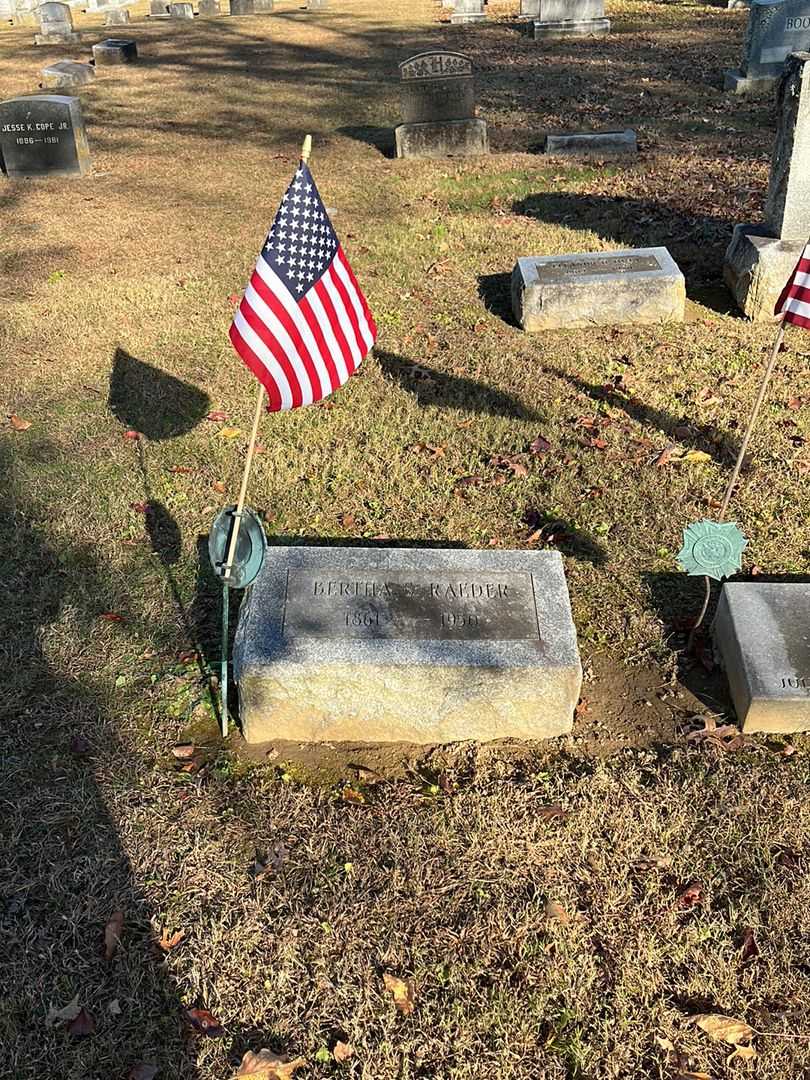 Bertha S. Raeder's grave. Photo 2