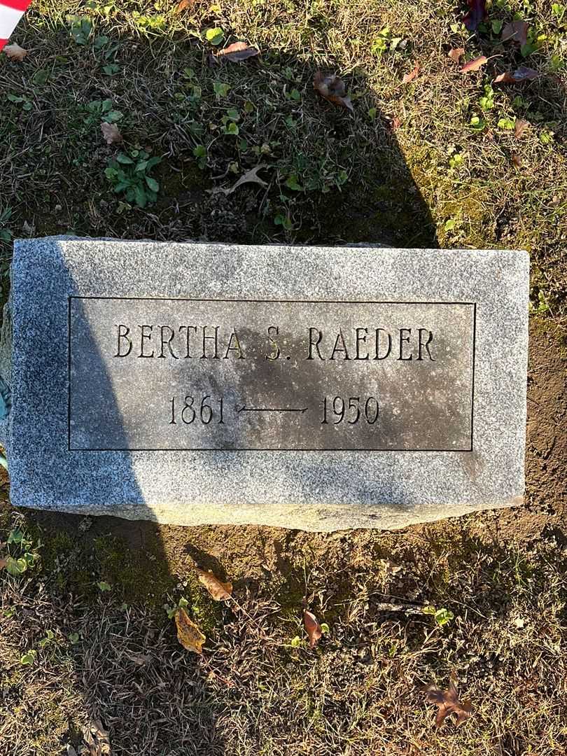 Bertha S. Raeder's grave. Photo 3