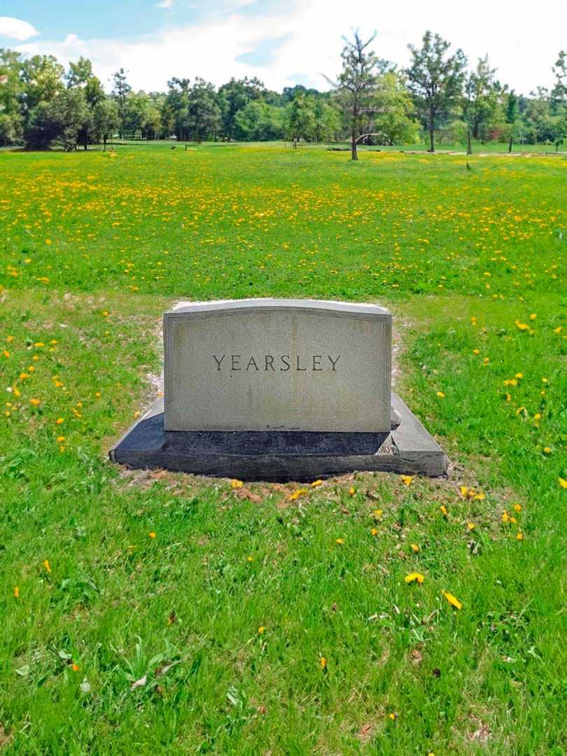 Grace R. Yearsley's grave. Photo 3