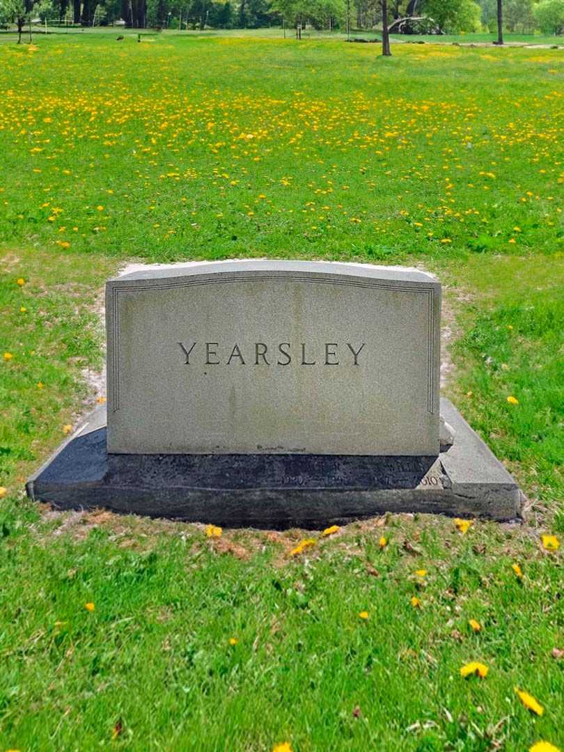 Grace R. Yearsley's grave. Photo 4