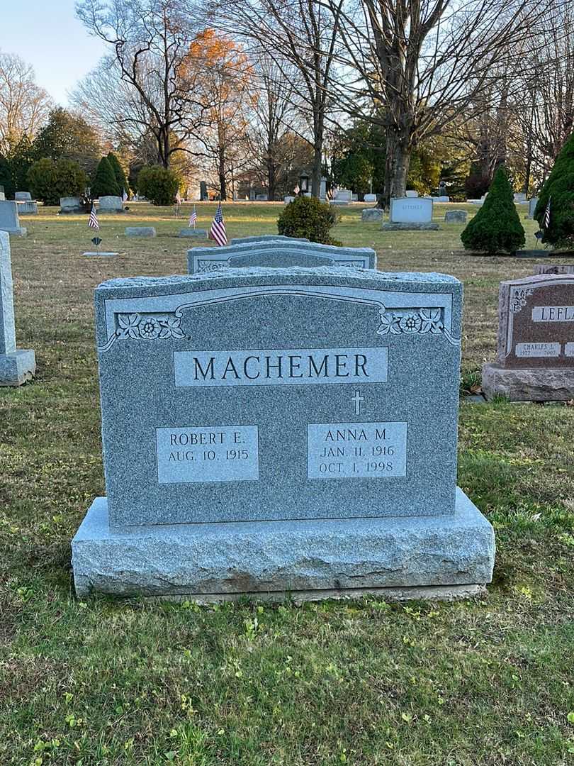 Robert E. Machemer's grave. Photo 2