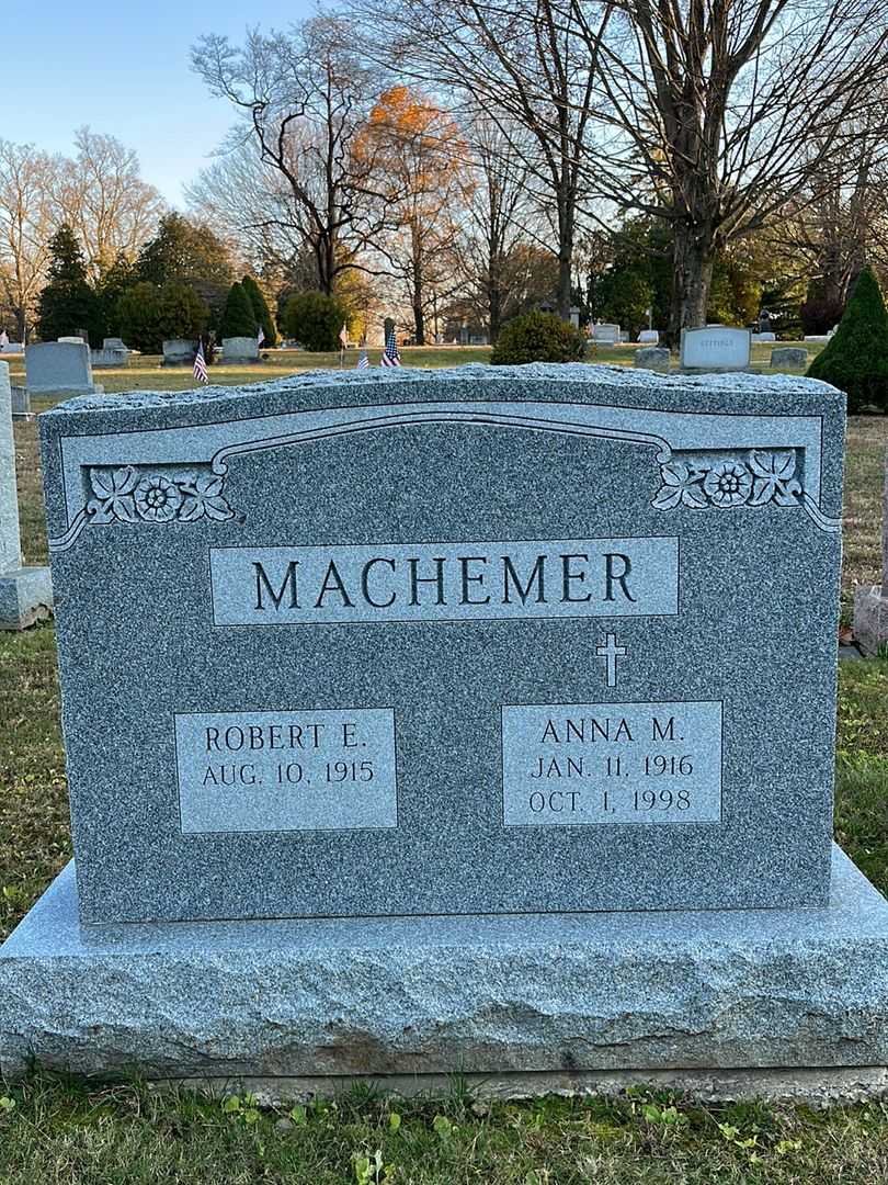 Robert E. Machemer's grave. Photo 3