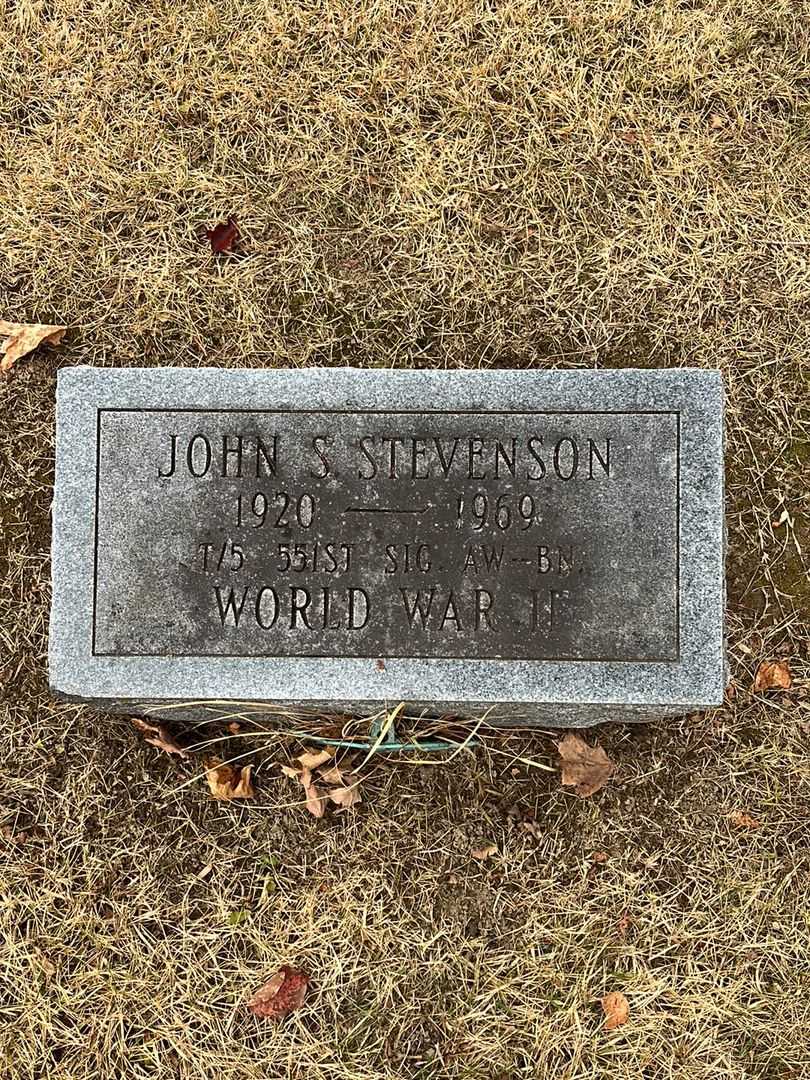 John H. Nekervis's grave. Photo 1