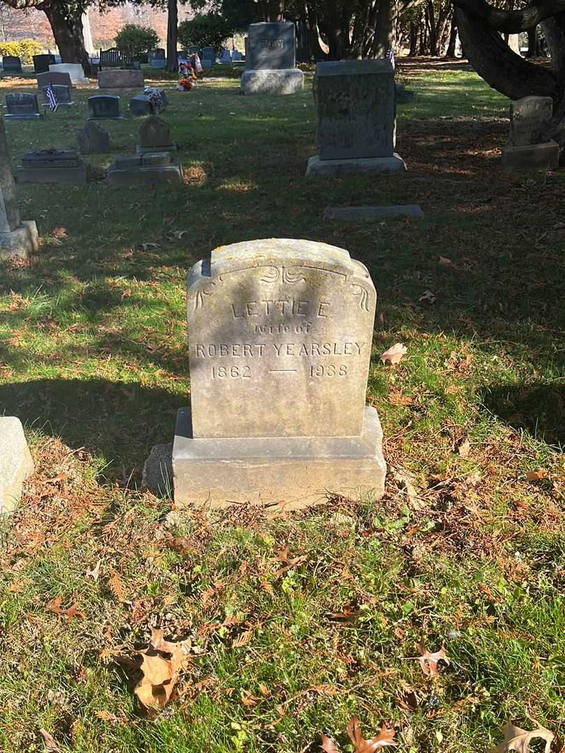 Lettie E. Yearsley's grave. Photo 2