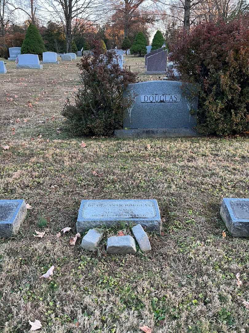 Dean Canan Douglas's grave. Photo 2