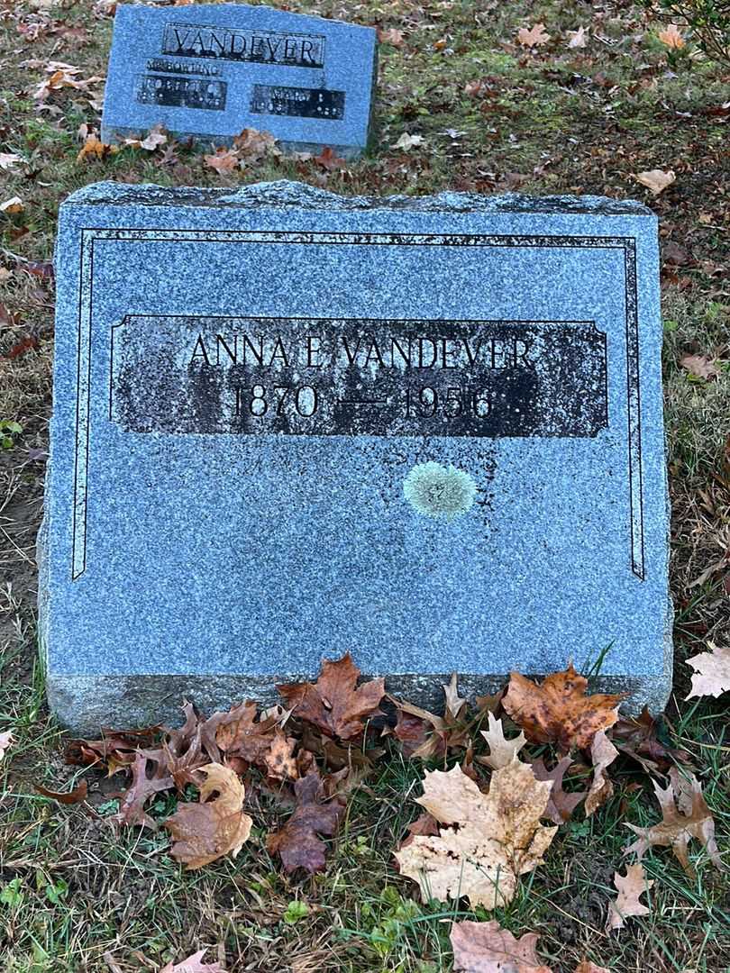 Anna E. Vandever's grave. Photo 3