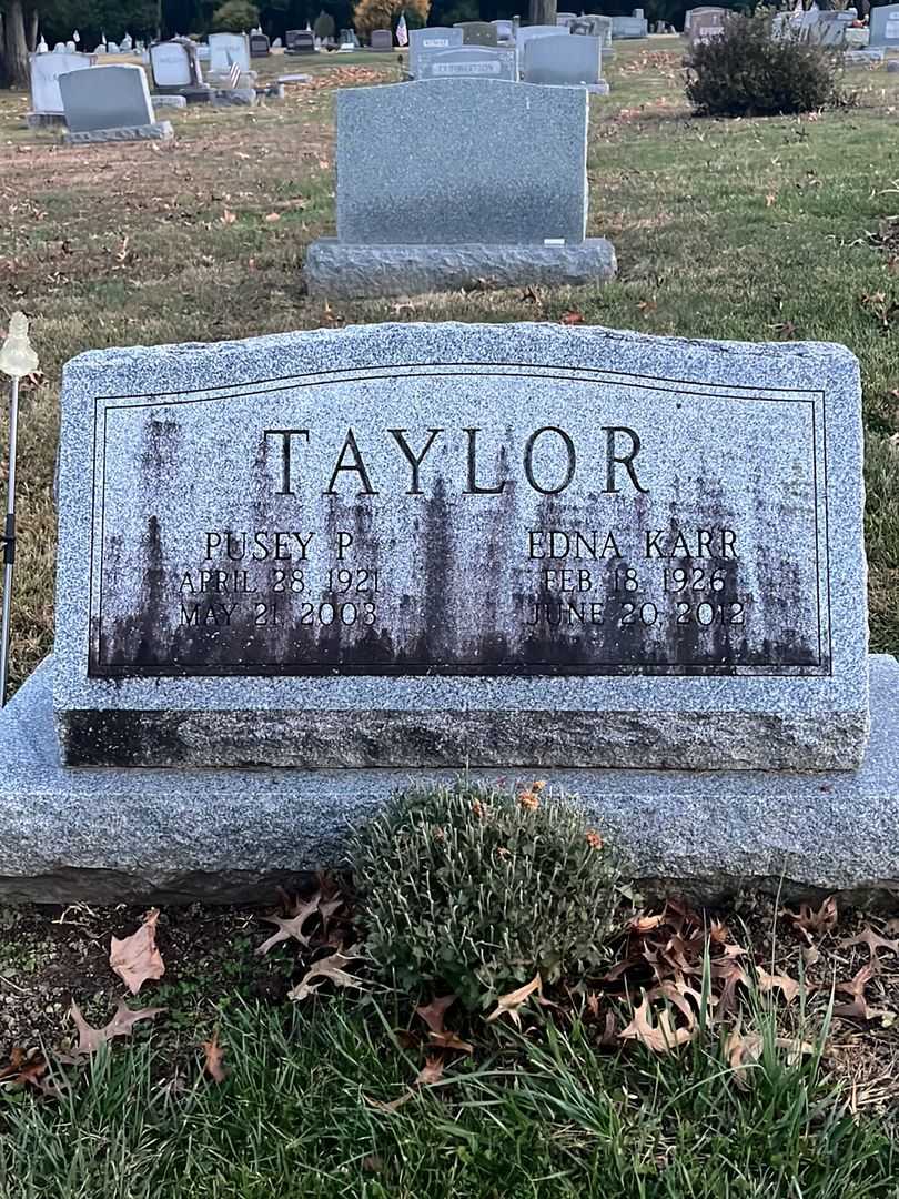 Edna Karr Taylor's grave. Photo 1