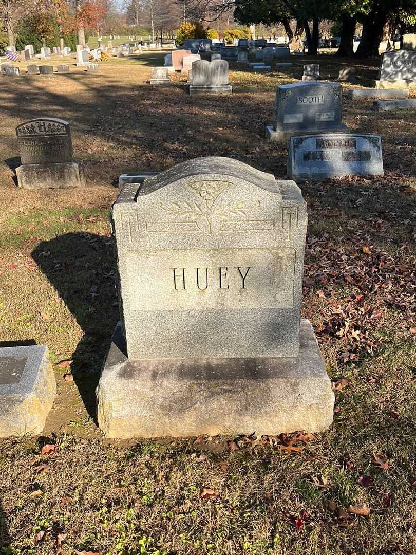 Emily Raeder Huey's grave. Photo 1