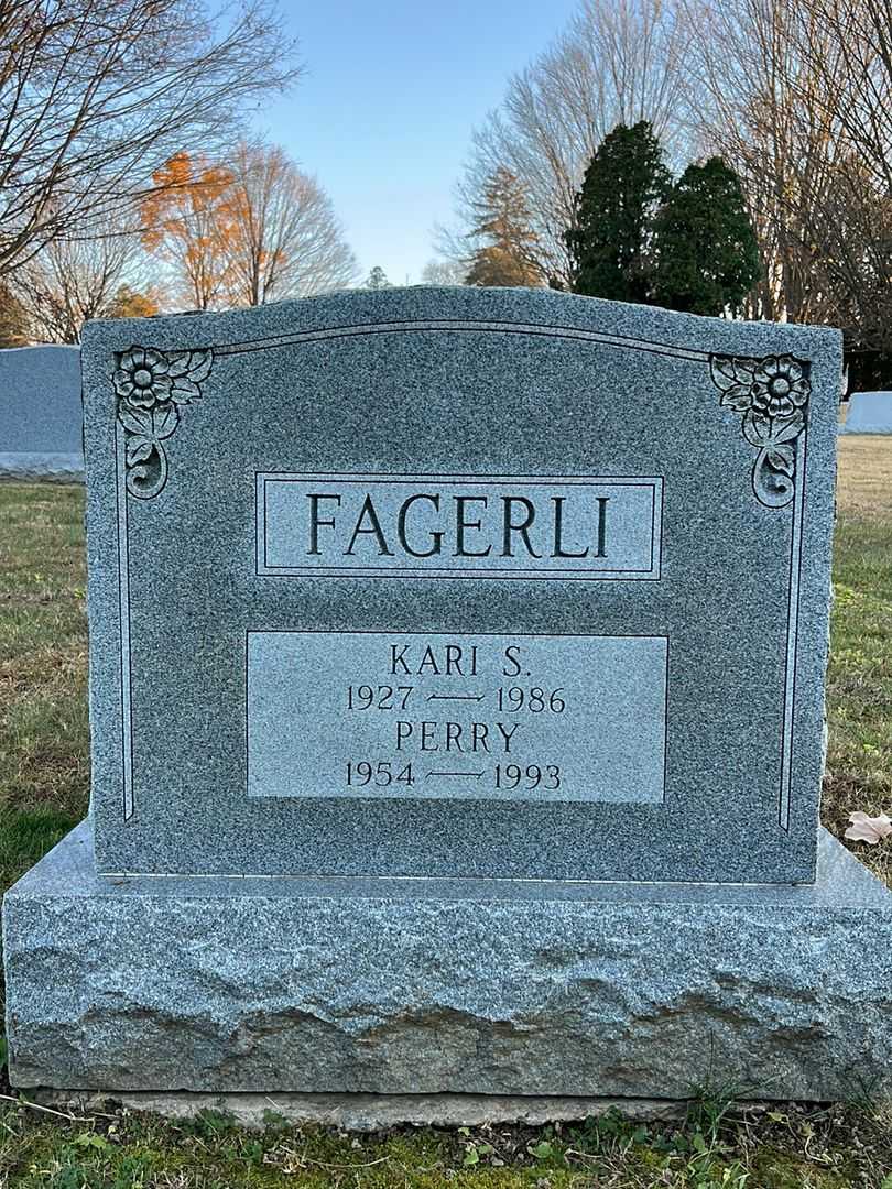 Perry Fagerli's grave. Photo 1