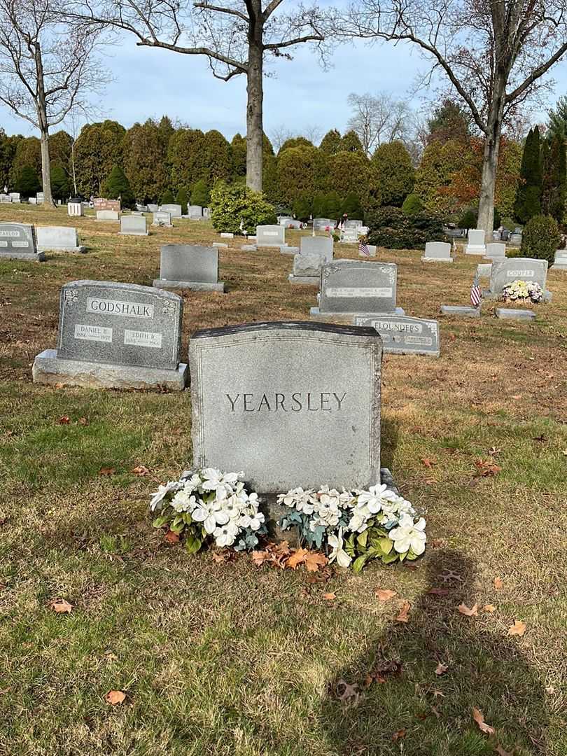 Maurice H. Yearsley's grave. Photo 1