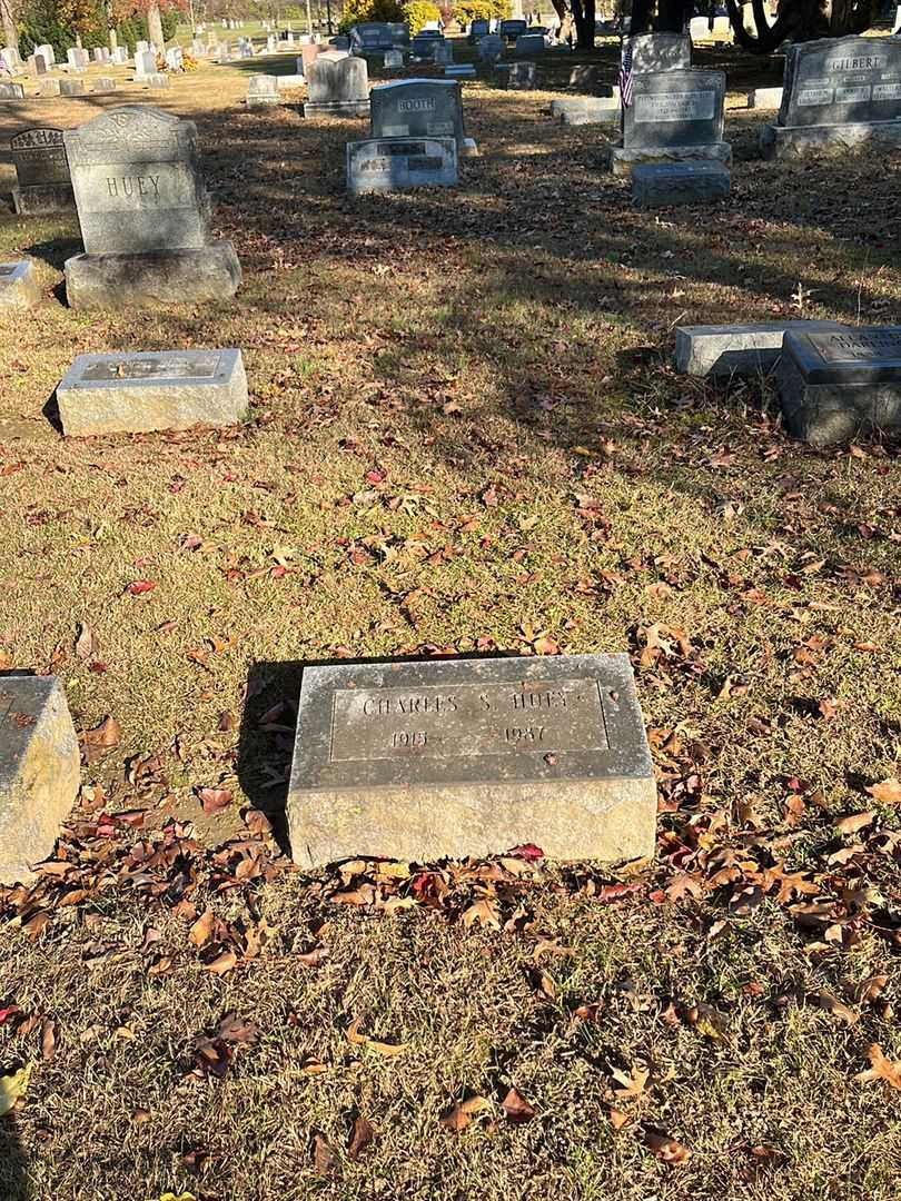 Charles S. Huey's grave. Photo 2