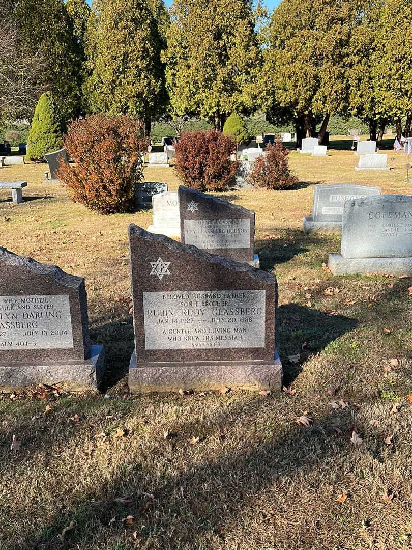 Rubin "Rudy" Glassberg's grave. Photo 2