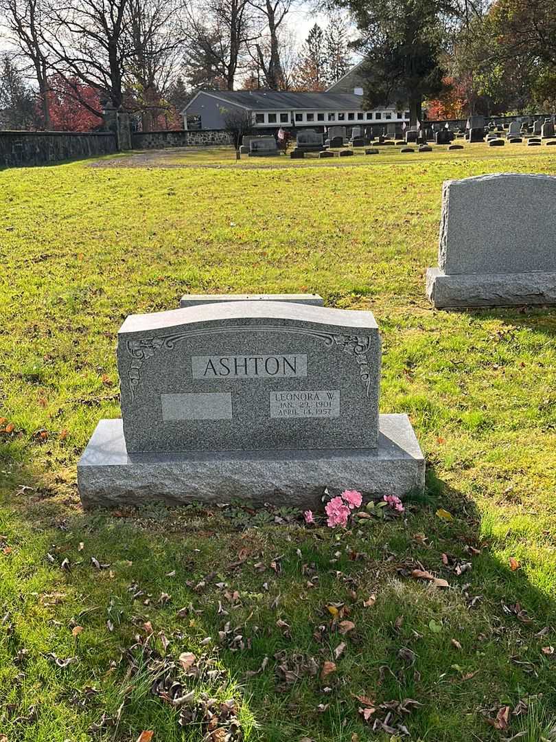 Leonora W. Ashton's grave. Photo 2