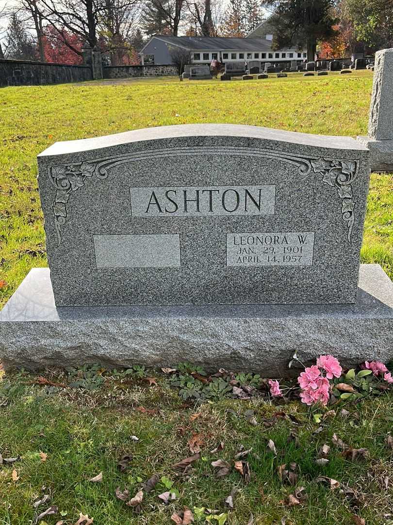 Leonora W. Ashton's grave. Photo 3