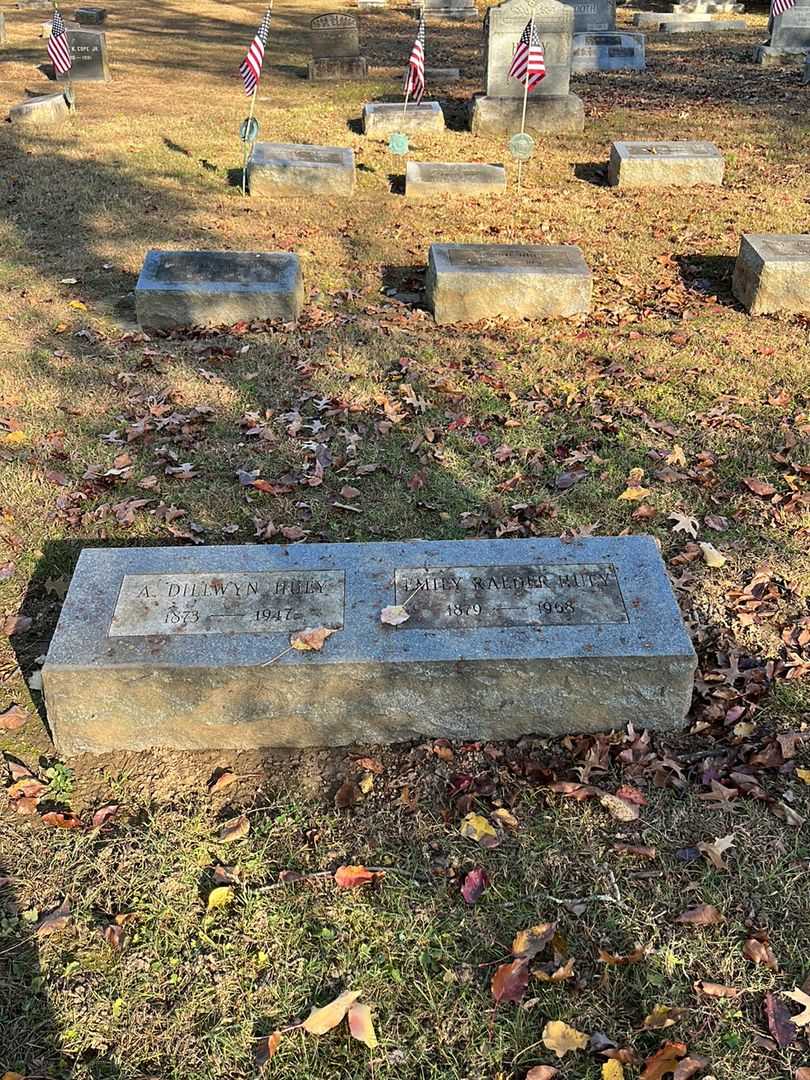 Emily Raeder Huey's grave. Photo 2