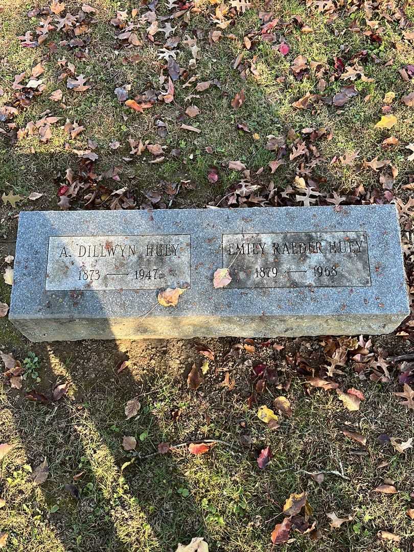 Emily Raeder Huey's grave. Photo 3