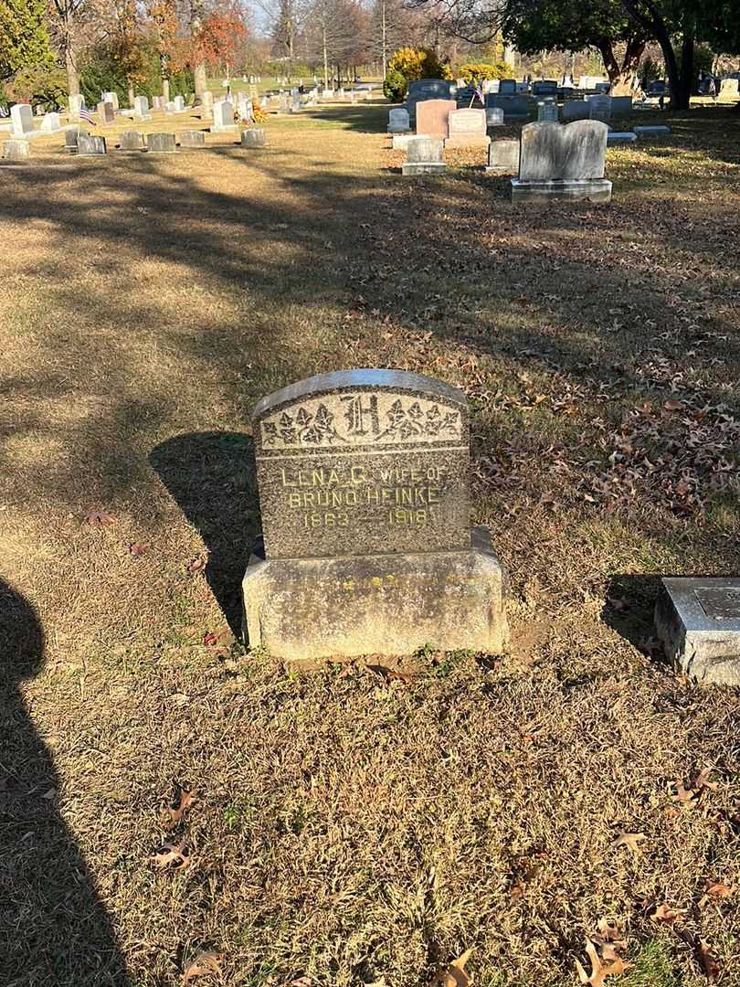 Lena G. Heinke's grave. Photo 2