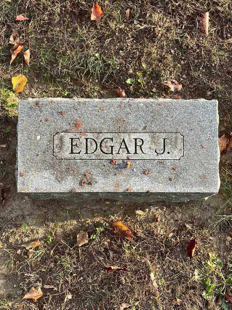 Edgar J. Eachus's grave. Photo 3
