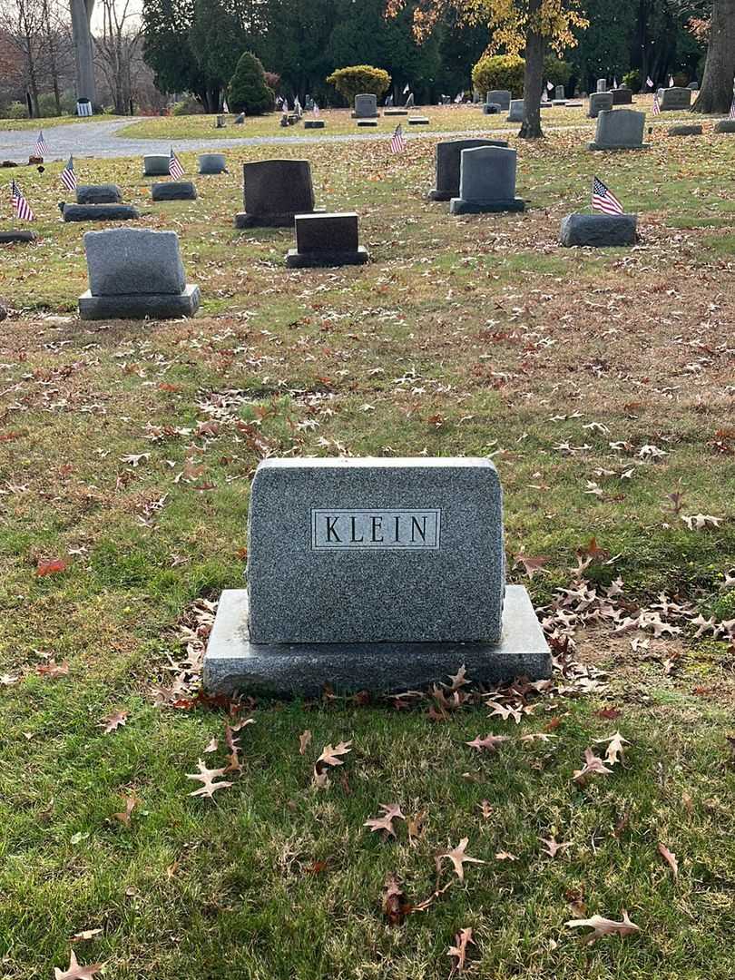 Peggy Zell Klein's grave. Photo 1