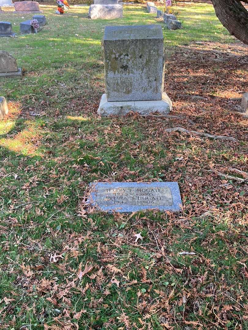 Harry C. Hogate's grave. Photo 2