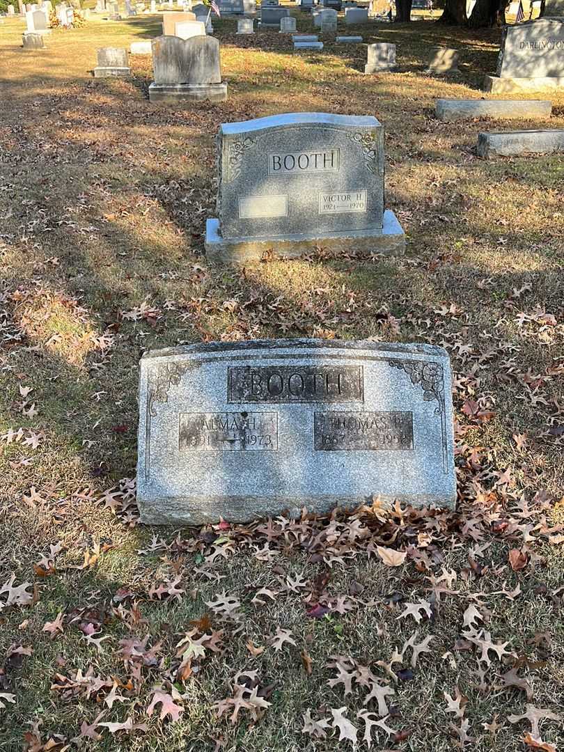 Alma H. Booth's grave. Photo 2