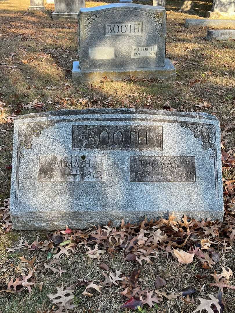 Alma H. Booth's grave. Photo 3