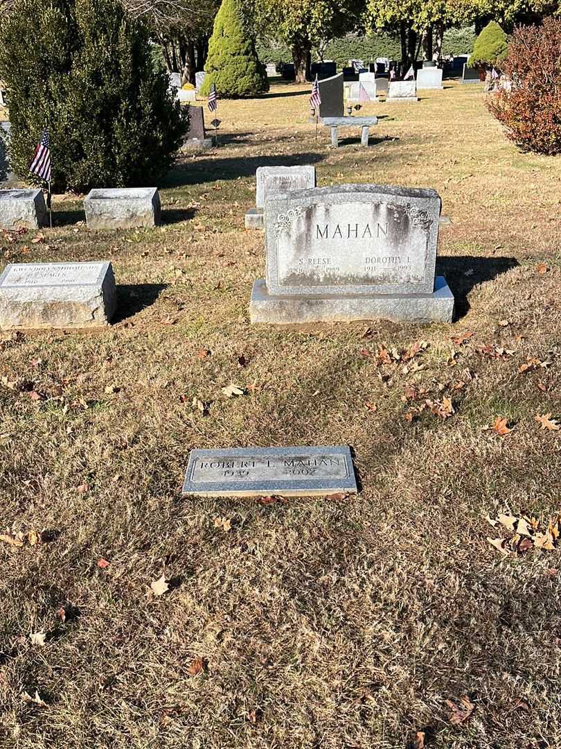 Robert L. Mahan's grave. Photo 3