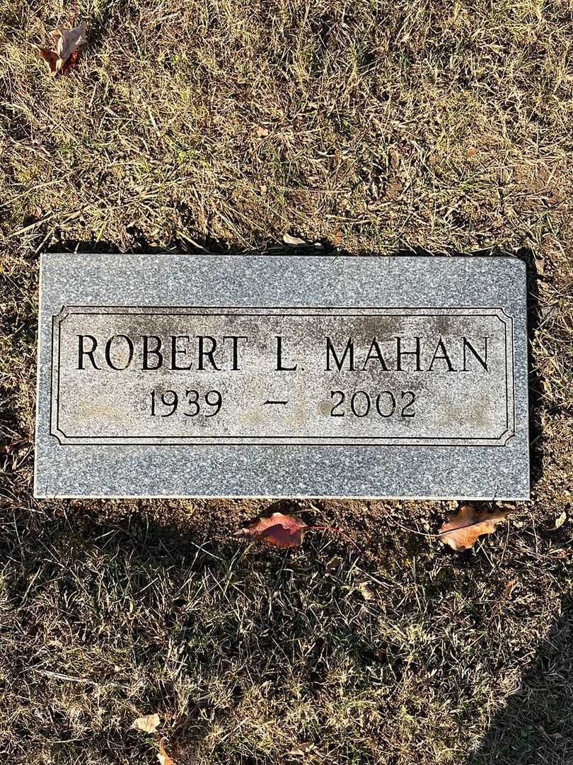 Robert L. Mahan's grave. Photo 4