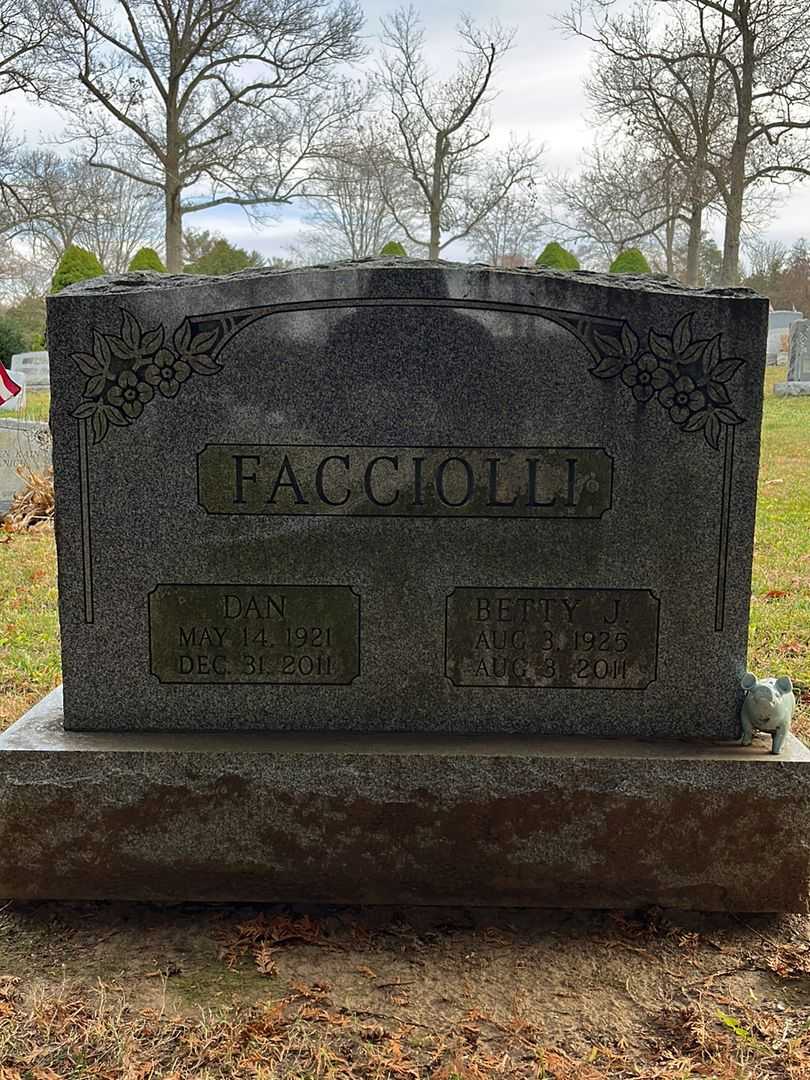 Betty J. Facciolli's grave. Photo 3