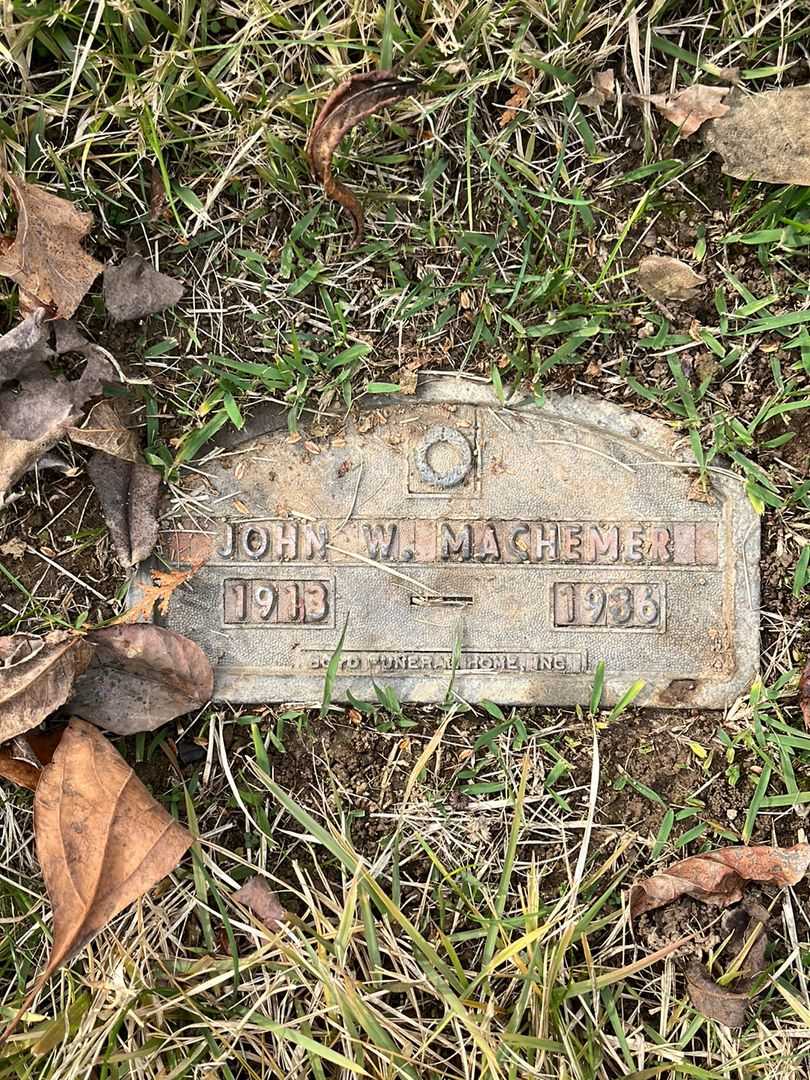 John W. Machemer's grave. Photo 1