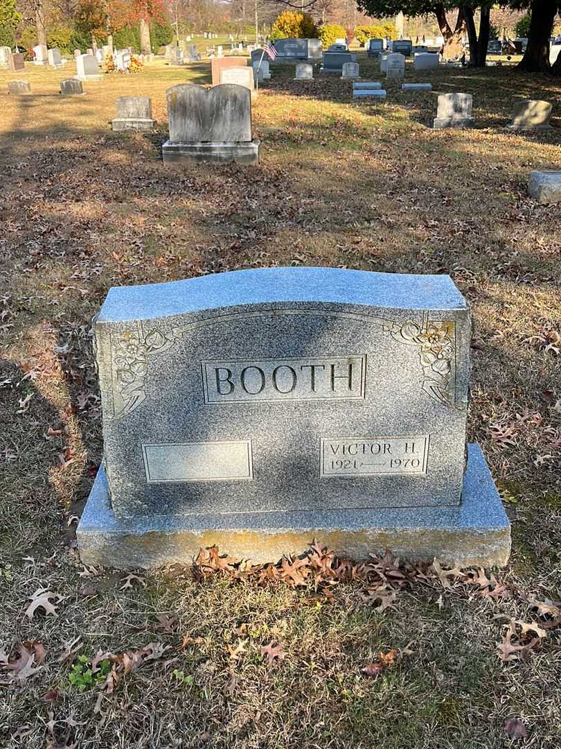 Victor H. Booth's grave. Photo 2