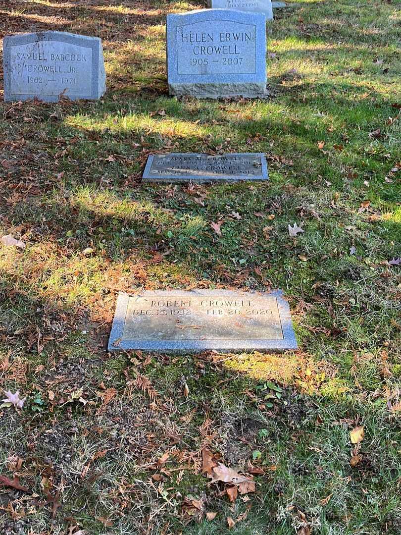 Robert Crowell's grave. Photo 6