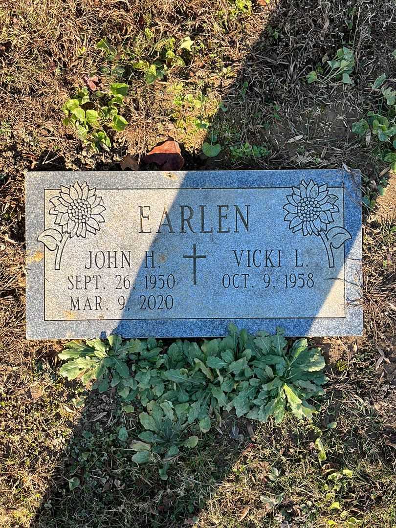 John H. Earlen's grave. Photo 1