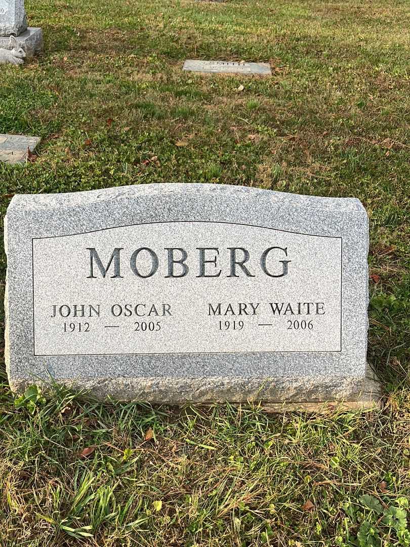 Mary Waite Moberg's grave. Photo 1